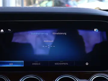 MERCEDES-BENZ E 300 de 4M AMG DISTRO PANO KAMERA BURMESTER