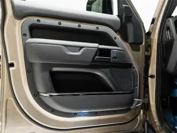 Land Rover Defender OCTA P635 4.4 Liter V8 MHEV