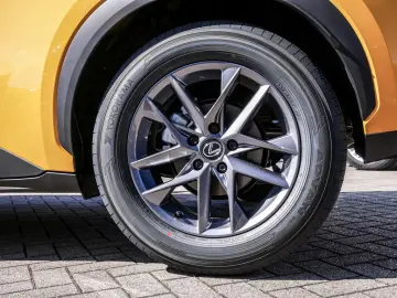 Lexus LBX Base NAVI LED SCHEINWERFER