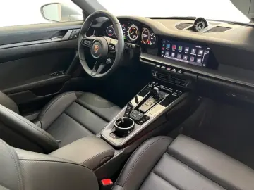 PORSCHE 992 Carrera 4 Coupé Carrera