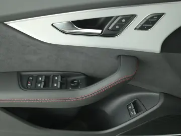 AUDI Q8 55 TFSI e quattro tiptronic S line   AHK