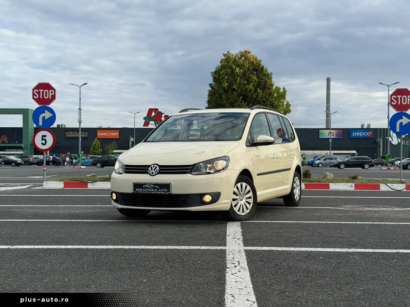 VOLKSWAGEN Touran 2015 — imagine 8