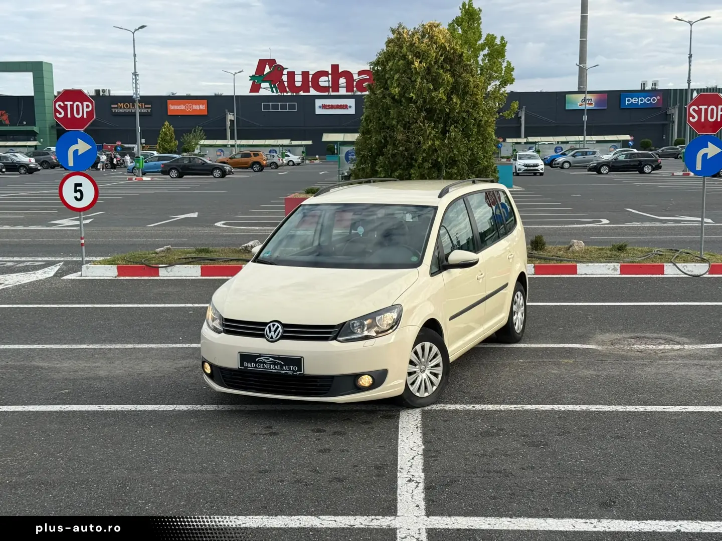 VOLKSWAGEN Touran 2015 — imagine 9