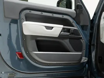 Land Rover Defender 90 X-Dynamic SE D250 AWD