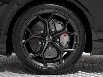 Audi RSQ8 Performance