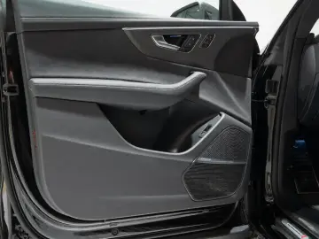 Audi RSQ8 Performance