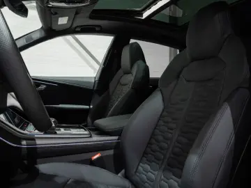 Audi RSQ8 Performance