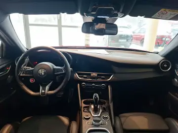 ALFA ROMEO Giulia Quadrifoglio Benzin 519 PS AT MY 2023