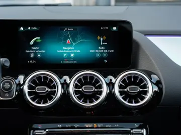 MERCEDES-BENZ GLA 200 AMG Night-MBUX-Pano-AHK-Kamera&hellip;