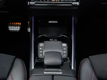 MERCEDES-BENZ GLA 200 AMG Night-MBUX-Pano-AHK-Kamera&hellip;