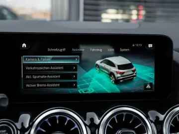 MERCEDES-BENZ GLA 200 AMG Night-MBUX-Pano-AHK-Kamera&hellip;