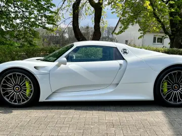 PORSCHE 918 Spyder