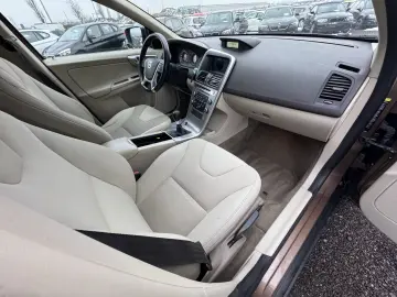 VOLVO XC60 MOMENTUN