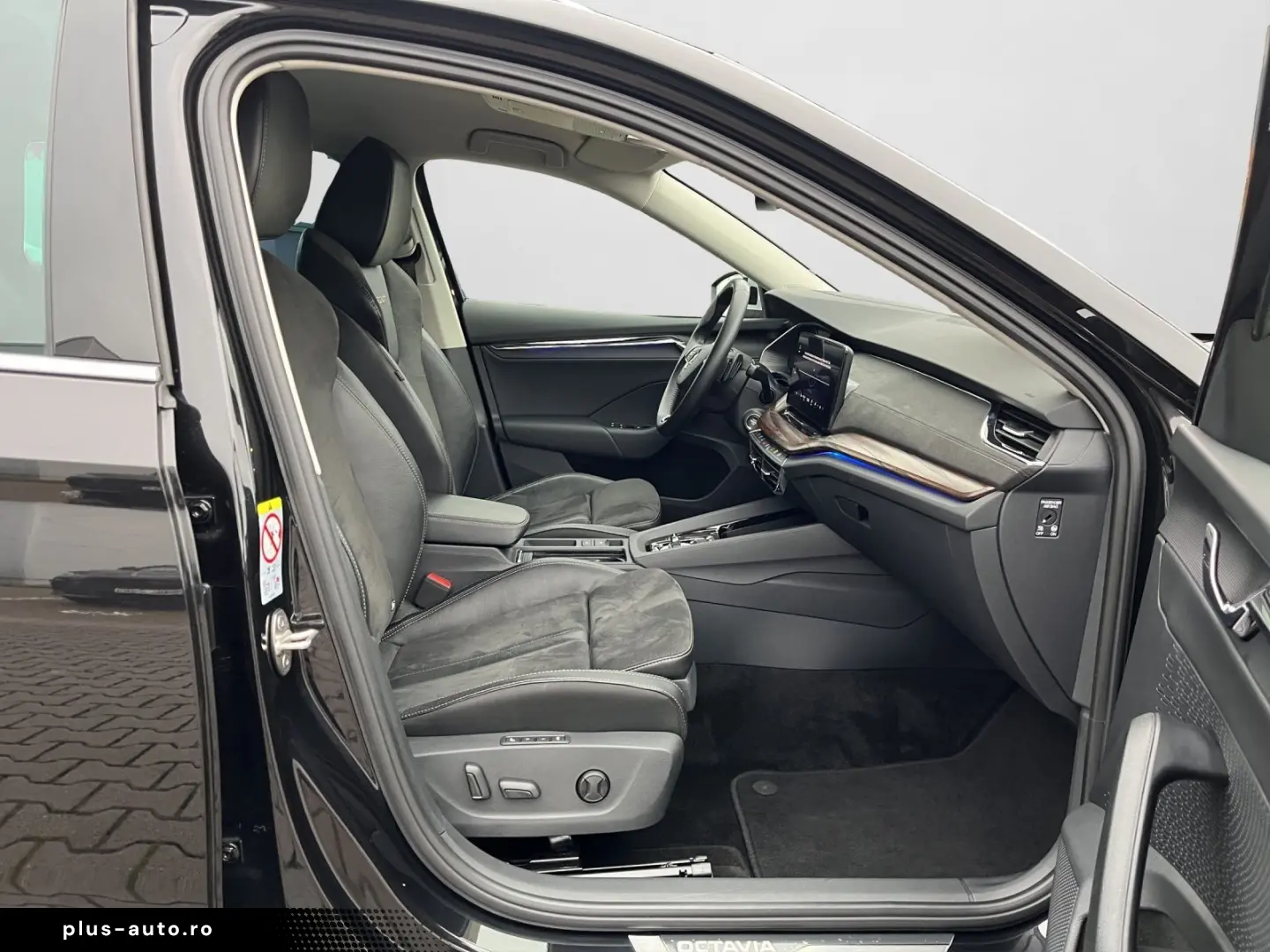 SKODA Octavia Combi 2 0 TDI Scout DSG 4x4 AHK NAVI LED