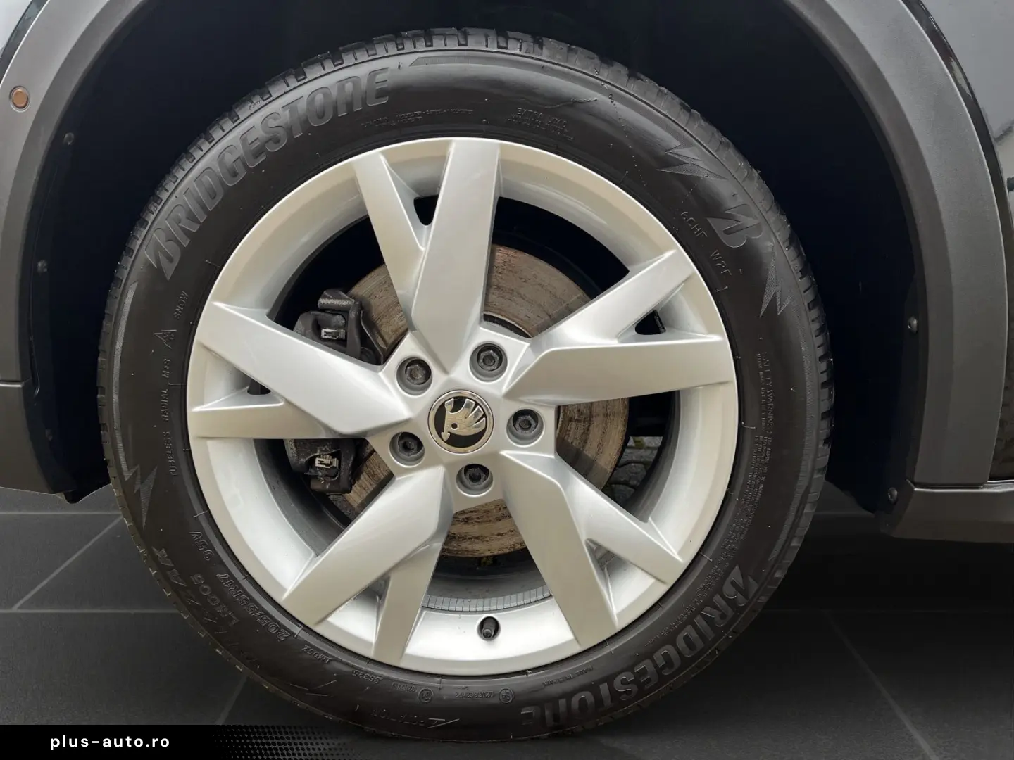 SKODA Octavia Combi 2 0 TDI Scout DSG 4x4 AHK NAVI LED