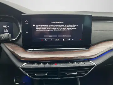 SKODA Octavia Combi 2 0 TDI Scout DSG 4x4 AHK NAVI LED