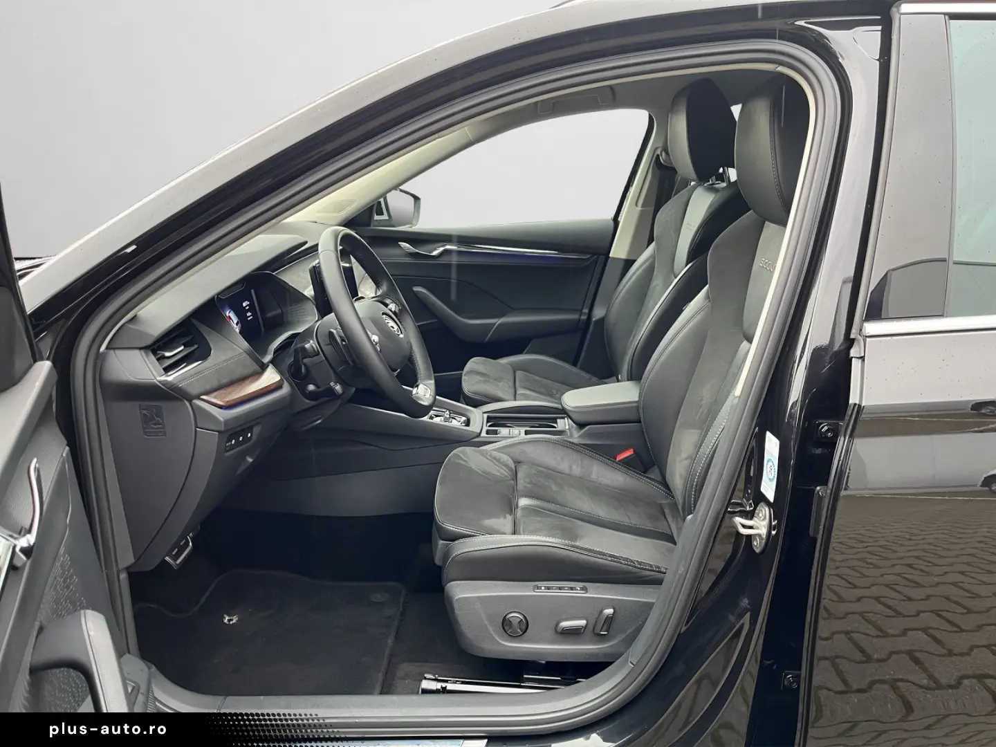 SKODA Octavia Combi 2 0 TDI Scout DSG 4x4 AHK NAVI LED