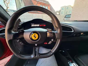 FERRARI 296 GTB LIFT JBL LED CARBONLENKRAD 7 JAHRE SERVI