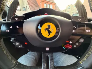 FERRARI 296 GTB LIFT JBL LED CARBONLENKRAD 7 JAHRE SERVI