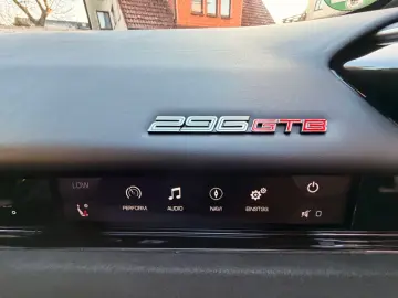 FERRARI 296 GTB LIFT JBL LED CARBONLENKRAD 7 JAHRE SERVI