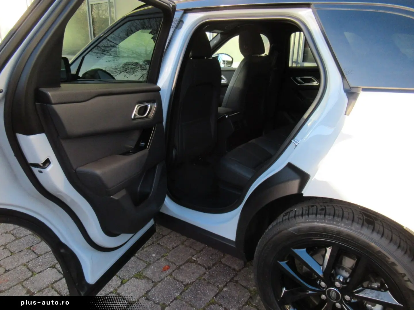 LAND ROVER NEW D300 R-DYN SE HEAD-UP BLACK PANO eAHK UPE