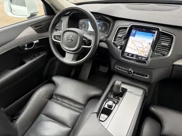 VOLVO XC90 T8 AWD Recharge Plug-In Hybrid Expression