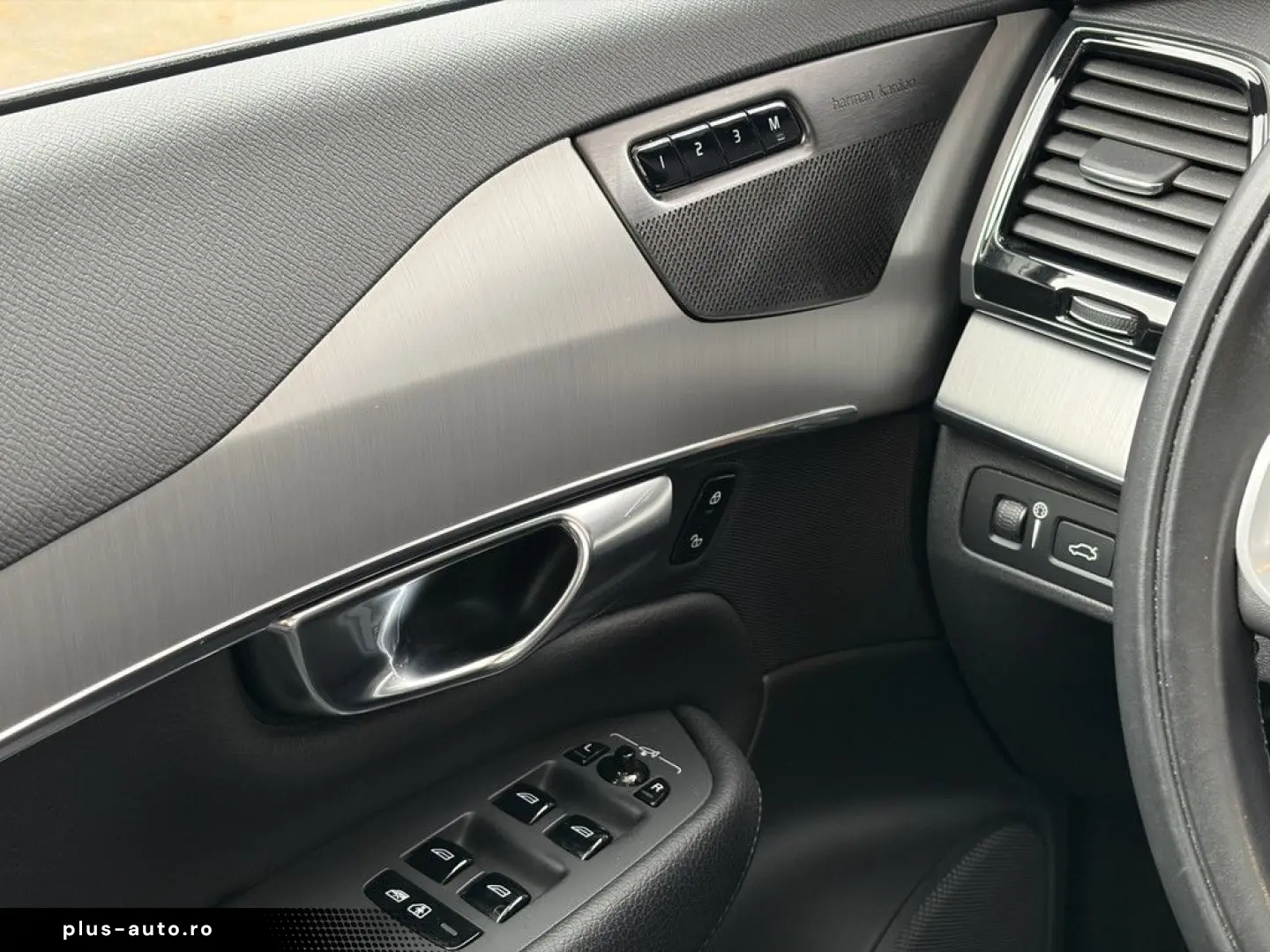 VOLVO XC90 T8 AWD Recharge Plug-In Hybrid Expression