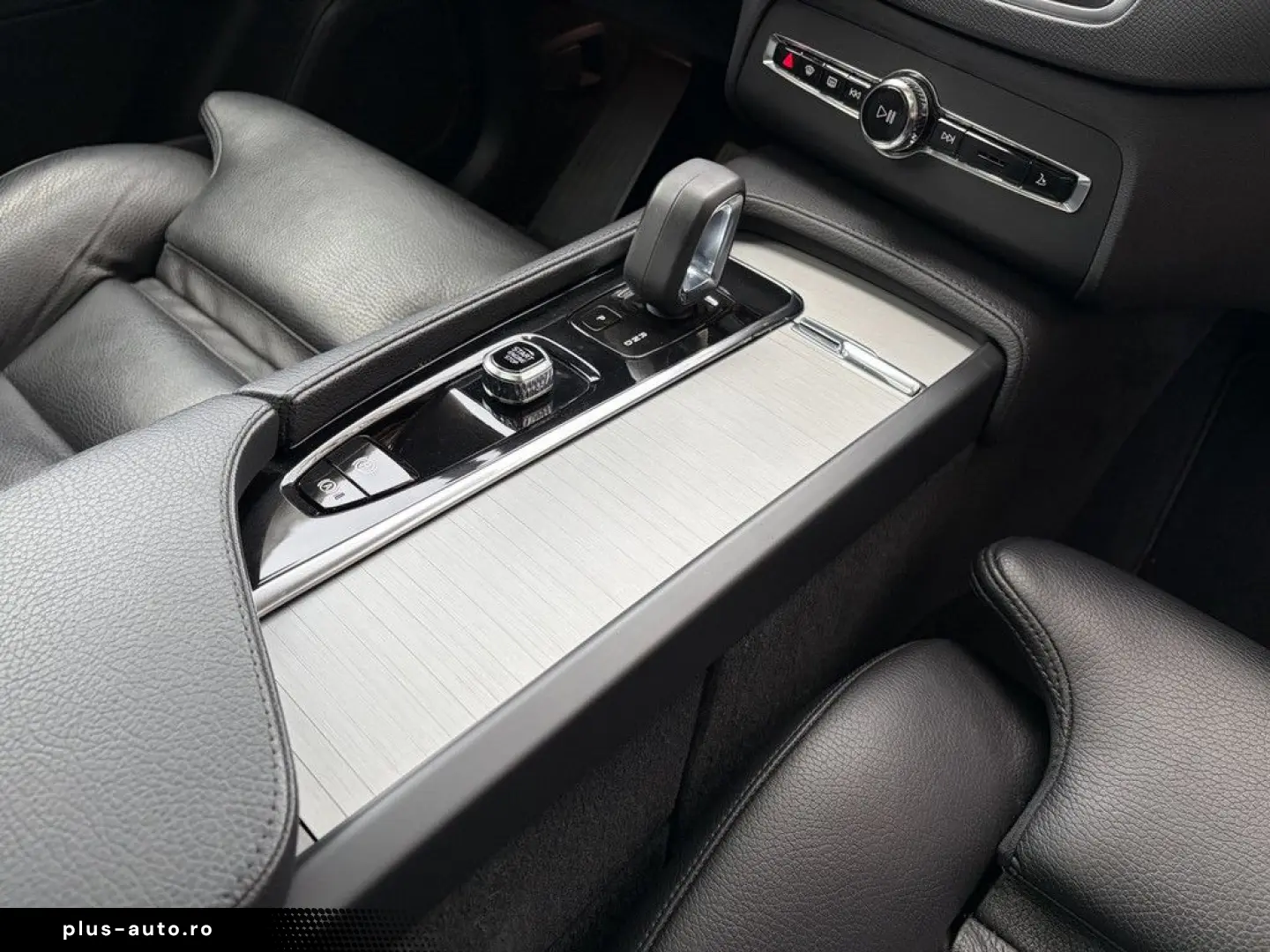 VOLVO XC90 T8 AWD Recharge Plug-In Hybrid Expression