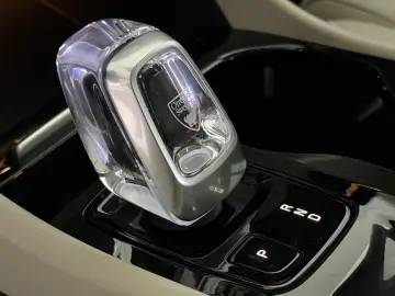 VOLVO XC40 T5 INSCRIPTION ACC PANO 360 LEDER HARMAN 19