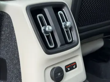 VOLVO XC40 T5 INSCRIPTION ACC PANO 360 LEDER HARMAN 19