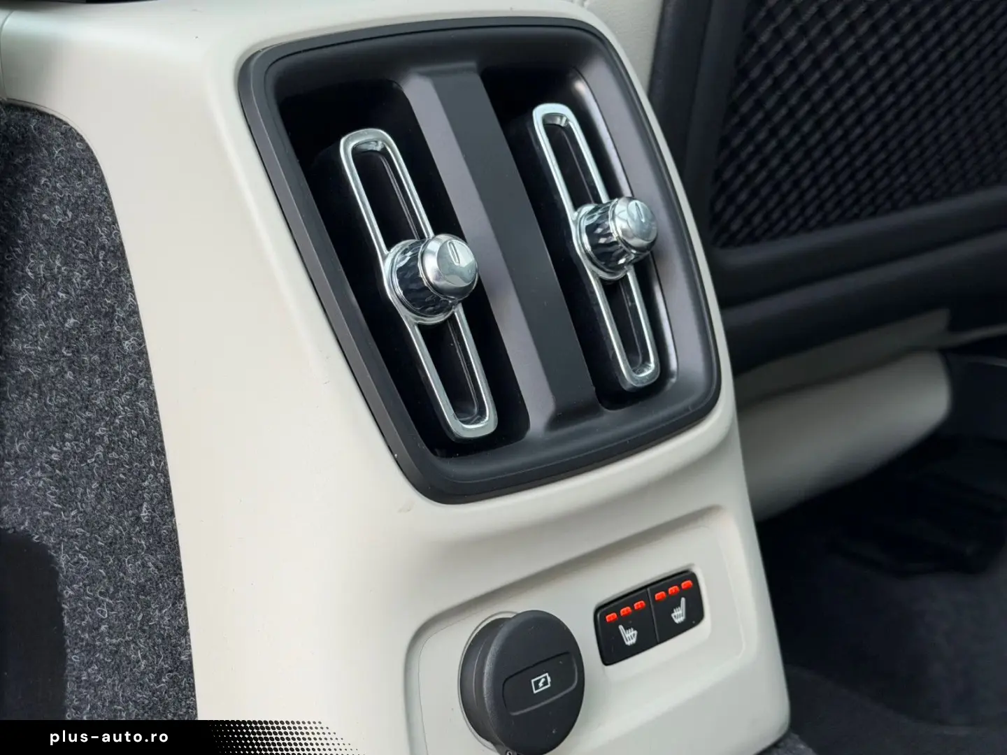 VOLVO XC40 T5 INSCRIPTION ACC PANO 360 LEDER HARMAN 19