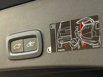 VOLVO XC40 T5 INSCRIPTION ACC PANO 360 LEDER HARMAN 19