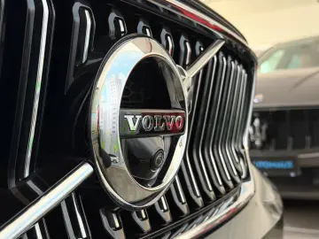 VOLVO XC40 T5 INSCRIPTION ACC PANO 360 LEDER HARMAN 19