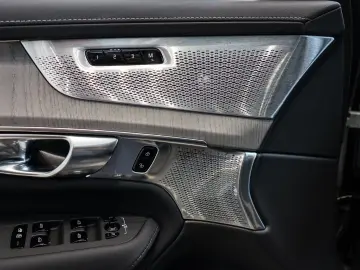 Volvo XC90 T8 AWD Recharge Reskin Ultra Dark