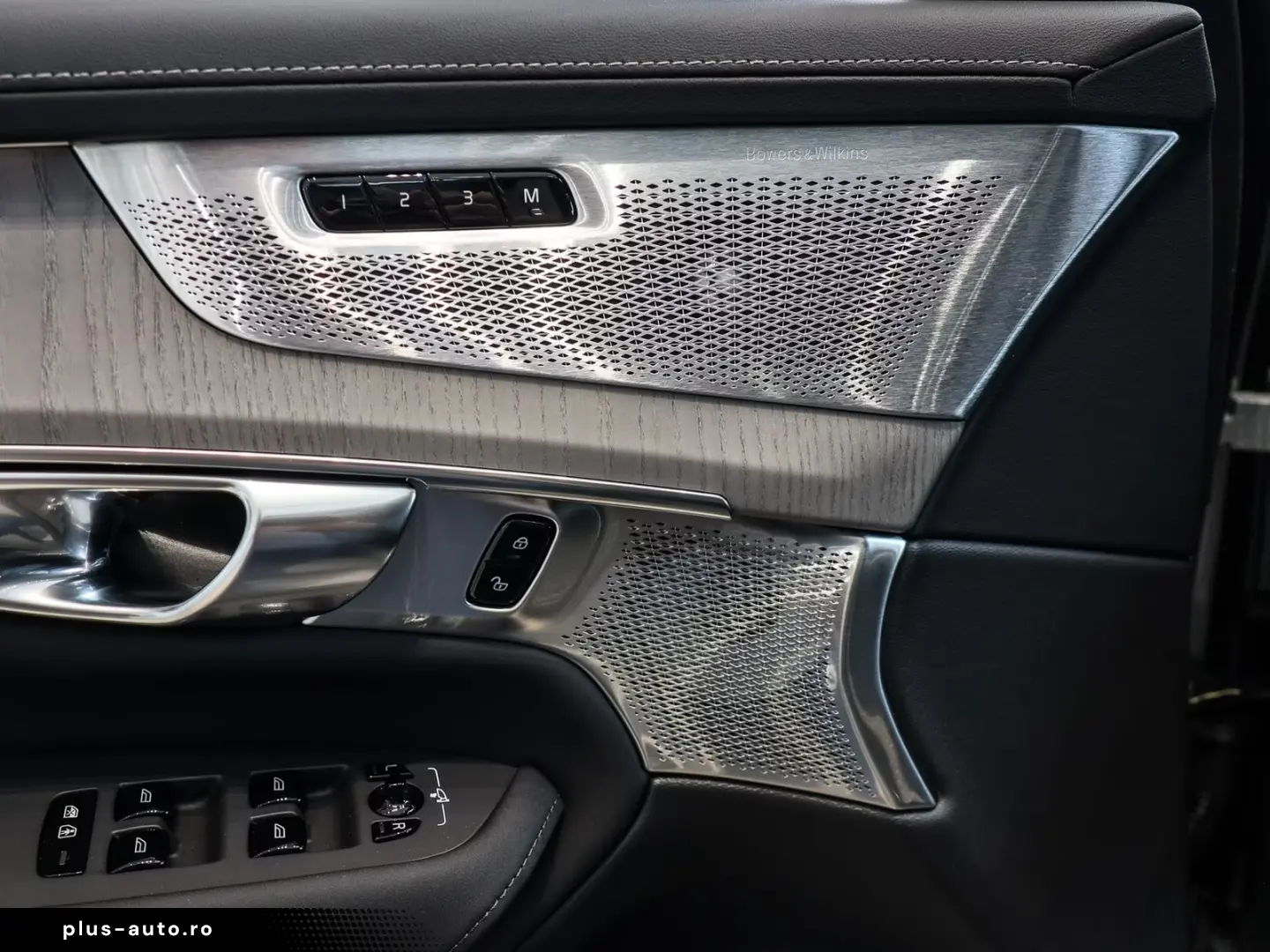 Volvo XC90 T8 AWD Recharge Reskin Ultra Dark