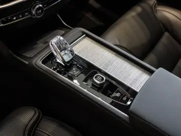 Volvo XC90 T8 AWD Recharge Reskin Ultra Dark