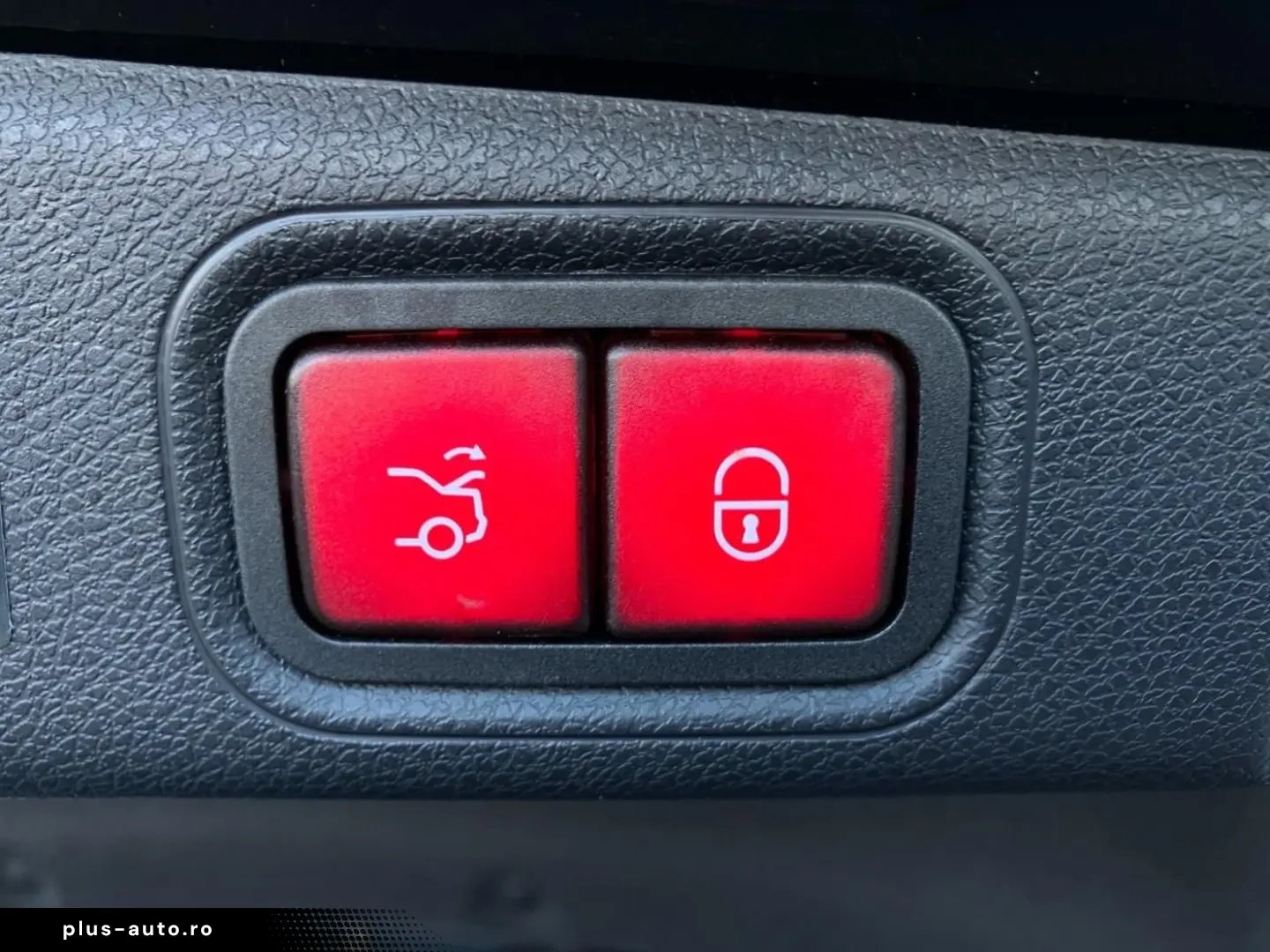 MERCEDES-BENZ E 220 d AMG Night-P Pano HUD Burmester Kamera