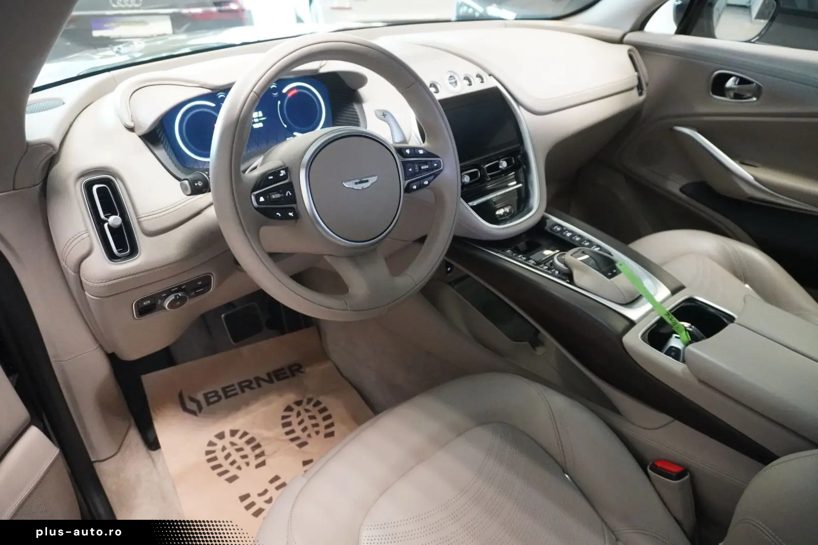 ASTON MARTIN DBX 4.0 V8 Panorama 360  Luftfahrwerk
