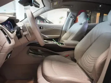 ASTON MARTIN DBX 4.0 V8 Panorama 360  Luftfahrwerk