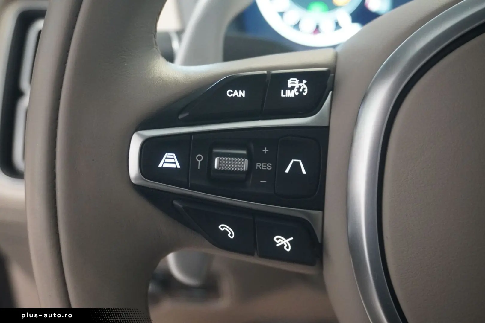 ASTON MARTIN DBX 4.0 V8 Panorama 360  Luftfahrwerk