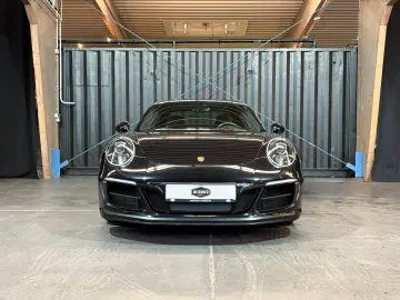 PORSCHE 911 Carrera 4 GTS