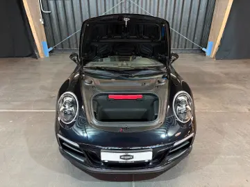 PORSCHE 911 Carrera 4 GTS