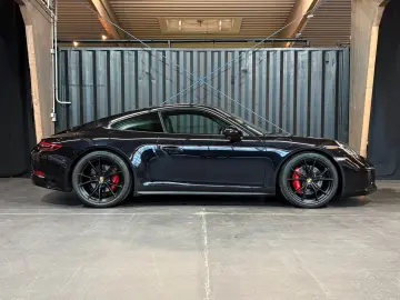 PORSCHE 911 Carrera 4 GTS