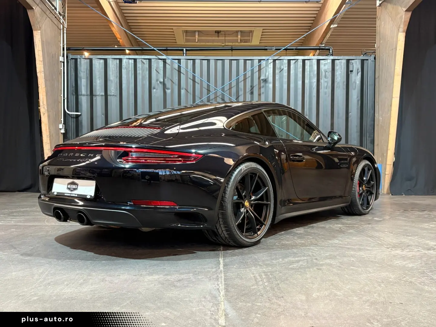 PORSCHE 911 Carrera 4 GTS