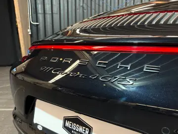 PORSCHE 911 Carrera 4 GTS