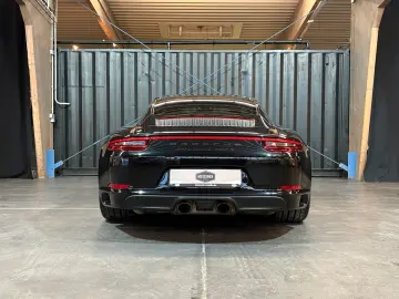 PORSCHE 911 Carrera 4 GTS