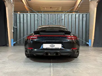 PORSCHE 911 Carrera 4 GTS