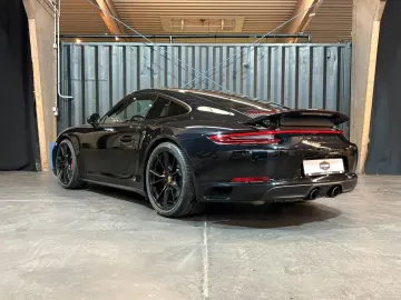PORSCHE 911 Carrera 4 GTS