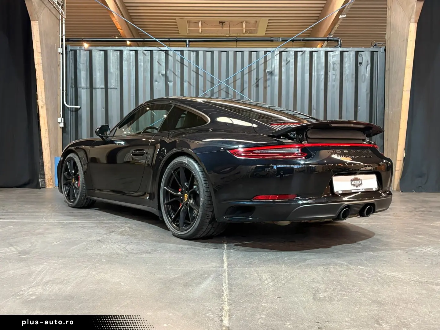 PORSCHE 911 Carrera 4 GTS