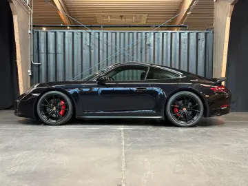 PORSCHE 911 Carrera 4 GTS